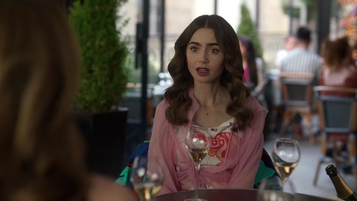 Emily_in_Paris_S02E10_WEBRip_x264-ION10_2403.jpg