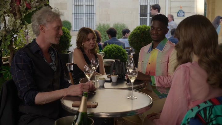 Emily_in_Paris_S02E10_WEBRip_x264-ION10_2435.jpg