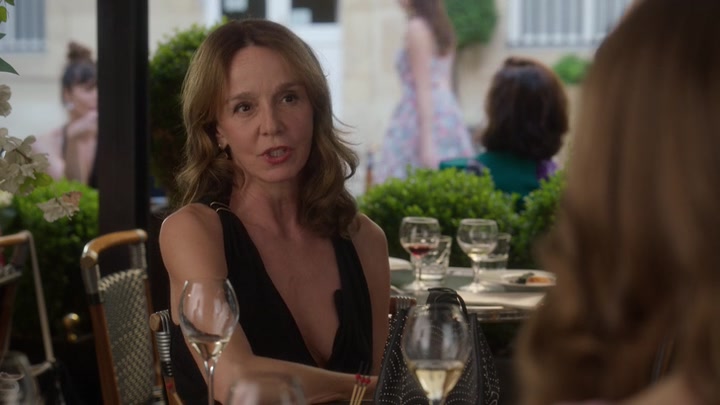 Emily_in_Paris_S02E10_WEBRip_x264-ION10_2448.jpg