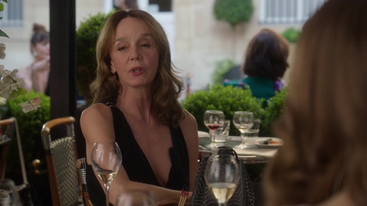 Emily_in_Paris_S02E10_WEBRip_x264-ION10_2449.jpg
