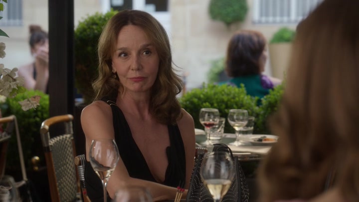 Emily_in_Paris_S02E10_WEBRip_x264-ION10_2453.jpg
