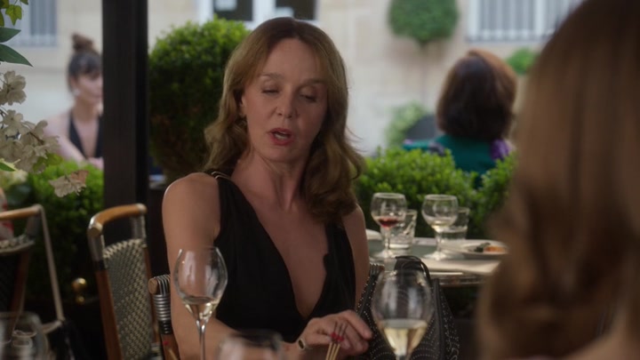 Emily_in_Paris_S02E10_WEBRip_x264-ION10_2470.jpg