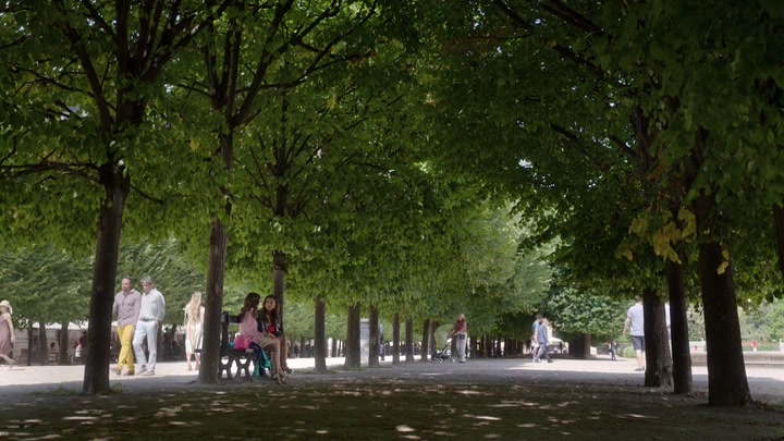 Emily_in_Paris_S02E10_WEBRip_x264-ION10_2484.jpg