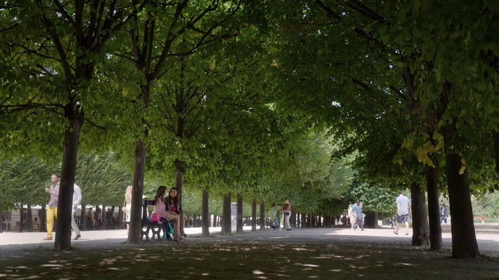 Emily_in_Paris_S02E10_WEBRip_x264-ION10_2485.jpg