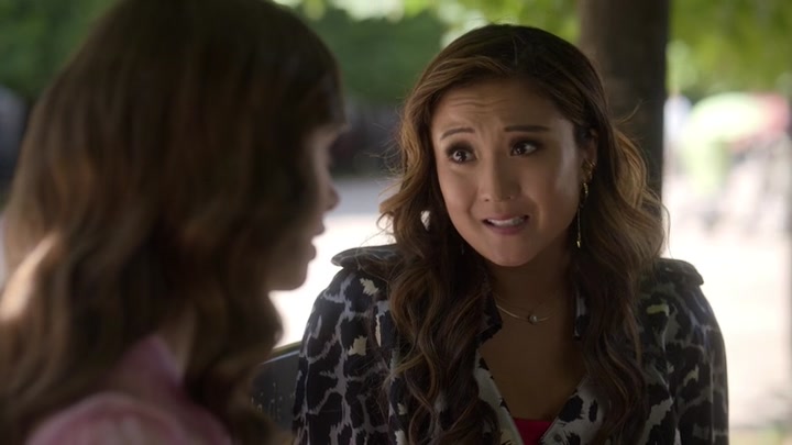 Emily_in_Paris_S02E10_WEBRip_x264-ION10_2498.jpg