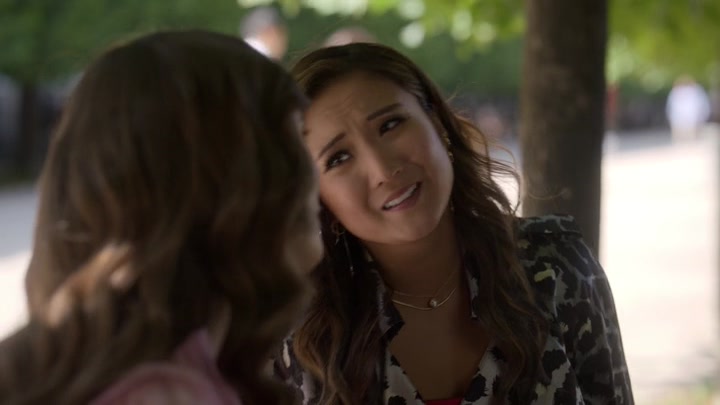 Emily_in_Paris_S02E10_WEBRip_x264-ION10_2518.jpg