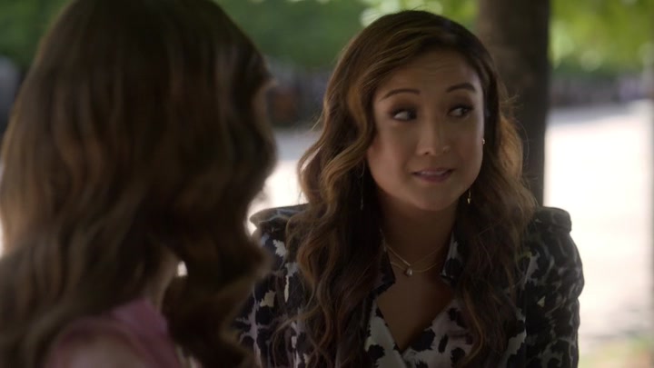 Emily_in_Paris_S02E10_WEBRip_x264-ION10_2529.jpg