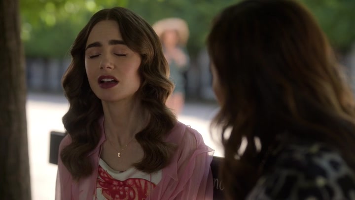 Emily_in_Paris_S02E10_WEBRip_x264-ION10_2555.jpg