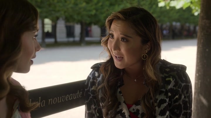 Emily_in_Paris_S02E10_WEBRip_x264-ION10_2601.jpg