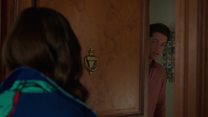 Emily_in_Paris_S02E10_WEBRip_x264-ION10_2626.jpg