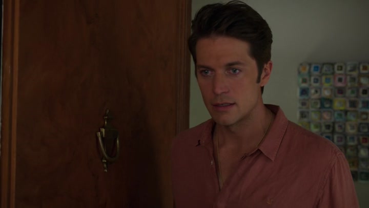 Emily_in_Paris_S02E10_WEBRip_x264-ION10_2631.jpg