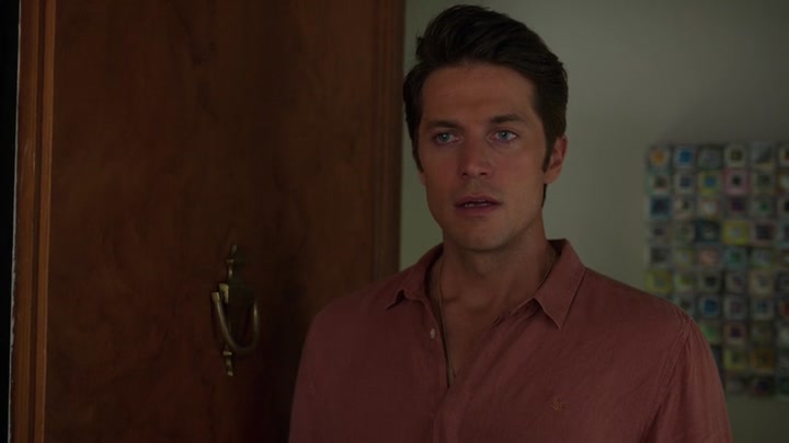 Emily_in_Paris_S02E10_WEBRip_x264-ION10_2637.jpg