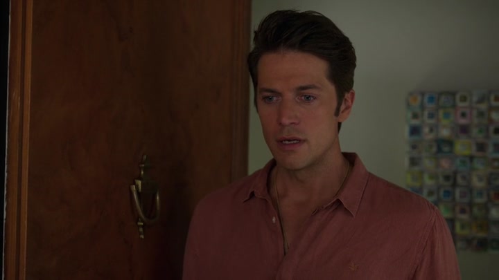 Emily_in_Paris_S02E10_WEBRip_x264-ION10_2638.jpg