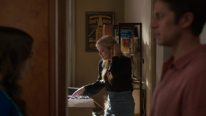 Emily_in_Paris_S02E10_WEBRip_x264-ION10_2677.jpg
