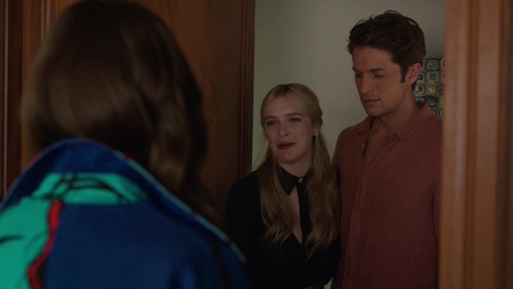Emily_in_Paris_S02E10_WEBRip_x264-ION10_2716.jpg