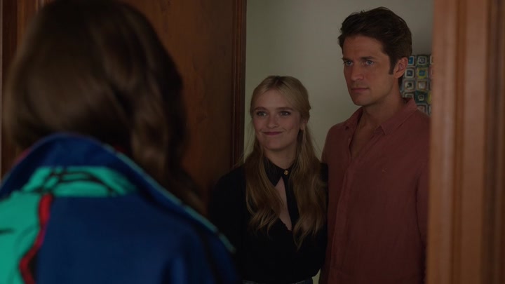 Emily_in_Paris_S02E10_WEBRip_x264-ION10_2727.jpg