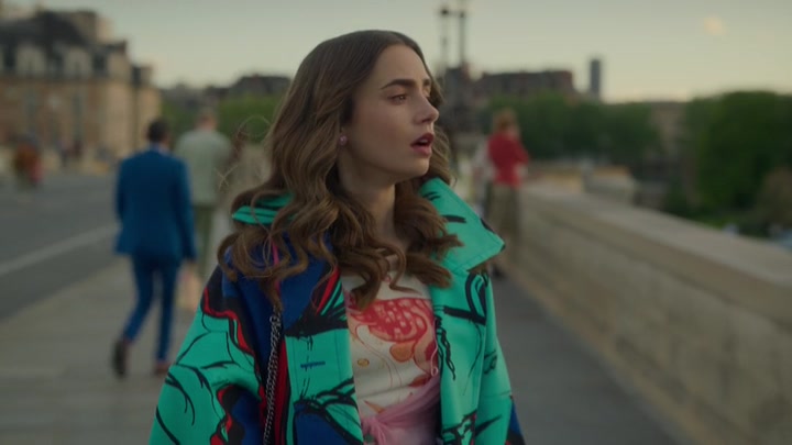 Emily_in_Paris_S02E10_WEBRip_x264-ION10_2756.jpg