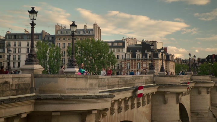 Emily_in_Paris_S02E10_WEBRip_x264-ION10_2764.jpg