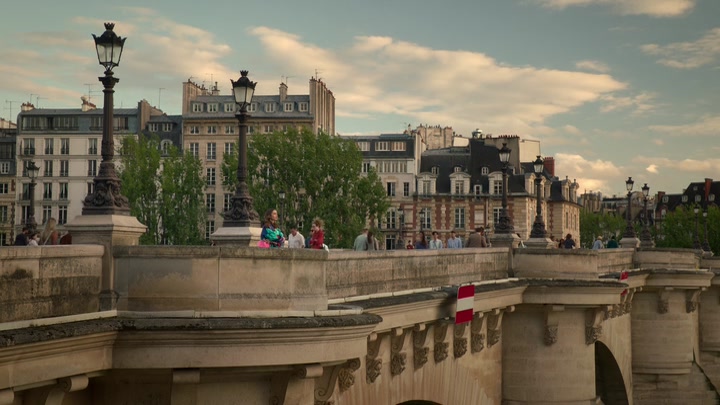Emily_in_Paris_S02E10_WEBRip_x264-ION10_2766.jpg