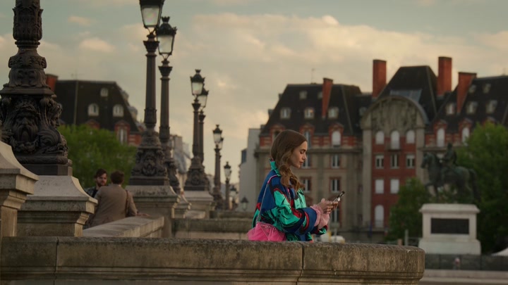 Emily_in_Paris_S02E10_WEBRip_x264-ION10_2785.jpg