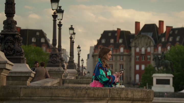 Emily_in_Paris_S02E10_WEBRip_x264-ION10_2786.jpg