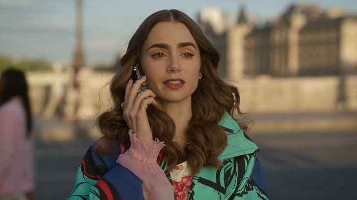 Emily_in_Paris_S02E10_WEBRip_x264-ION10_2792.jpg
