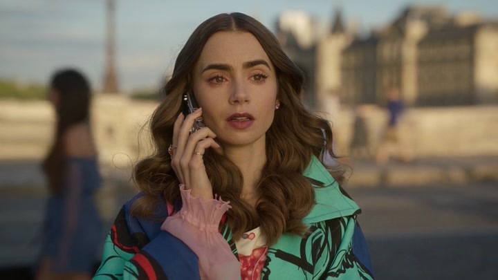 Emily_in_Paris_S02E10_WEBRip_x264-ION10_2795.jpg