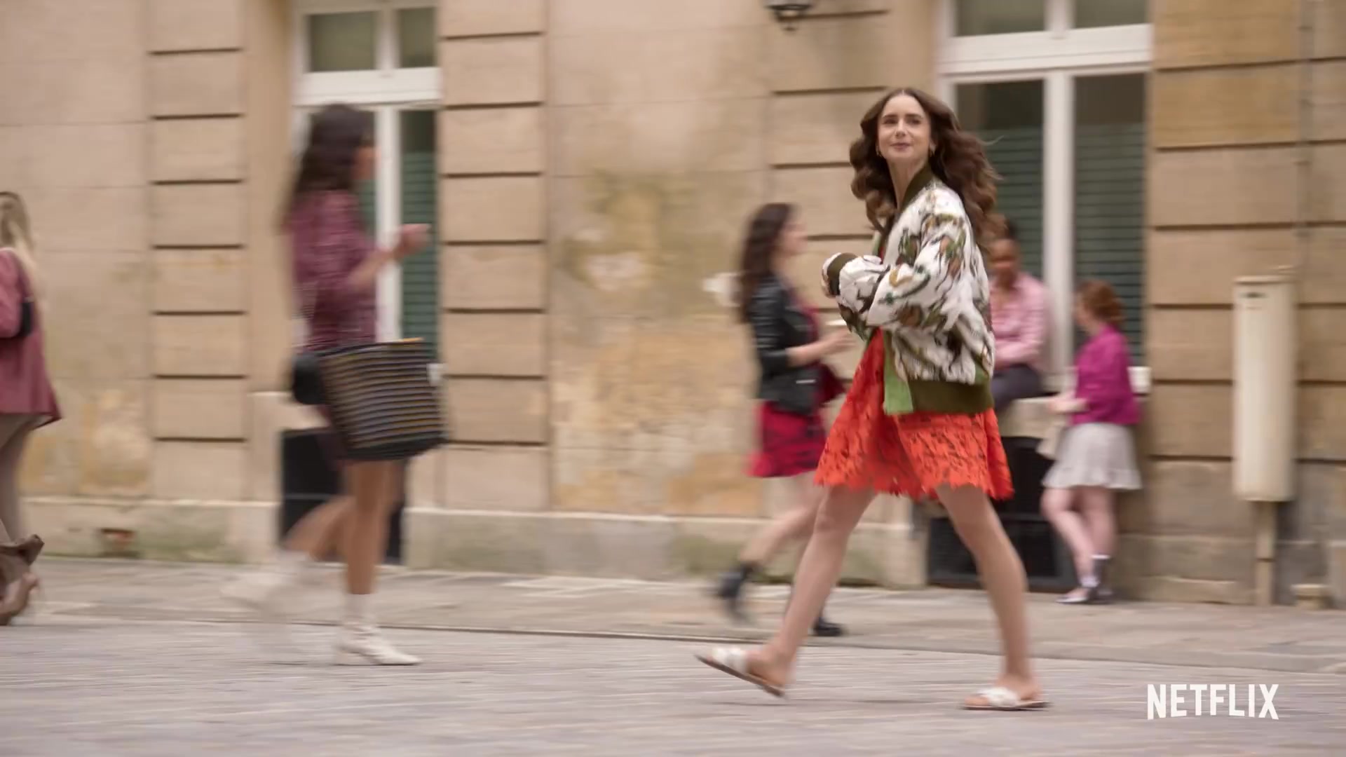 Emily_in_Paris_Season_2___Official_Trailer___Netflix_042.jpg Emily_in_Paris_Season_2___Official_Trailer___Netflix_042.jpg