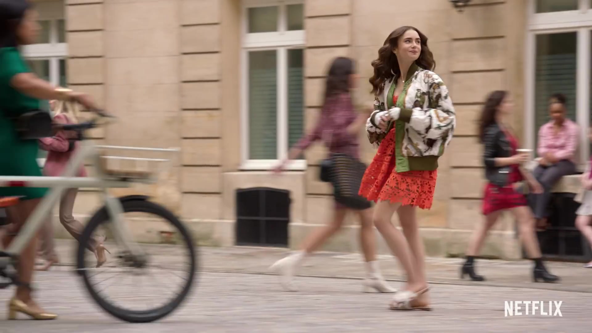 Emily_in_Paris_Season_2___Official_Trailer___Netflix_043.jpg Emily_in_Paris_Season_2___Official_Trailer___Netflix_043.jpg