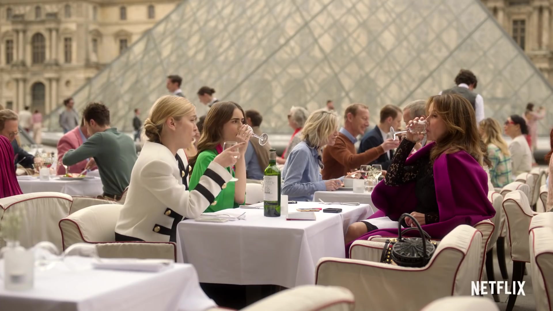Emily_in_Paris_Season_2___Official_Trailer___Netflix_046.jpg