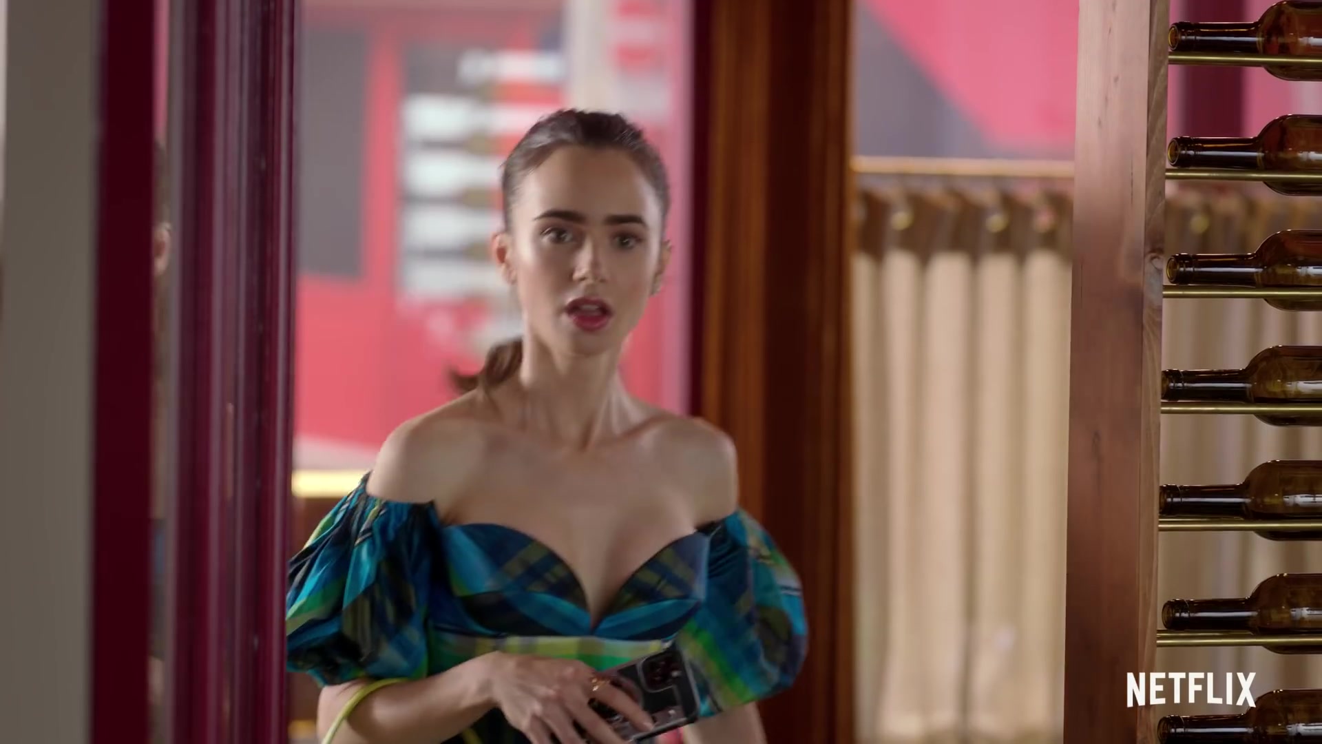 Emily_in_Paris_Season_2___Official_Trailer___Netflix_051.jpg