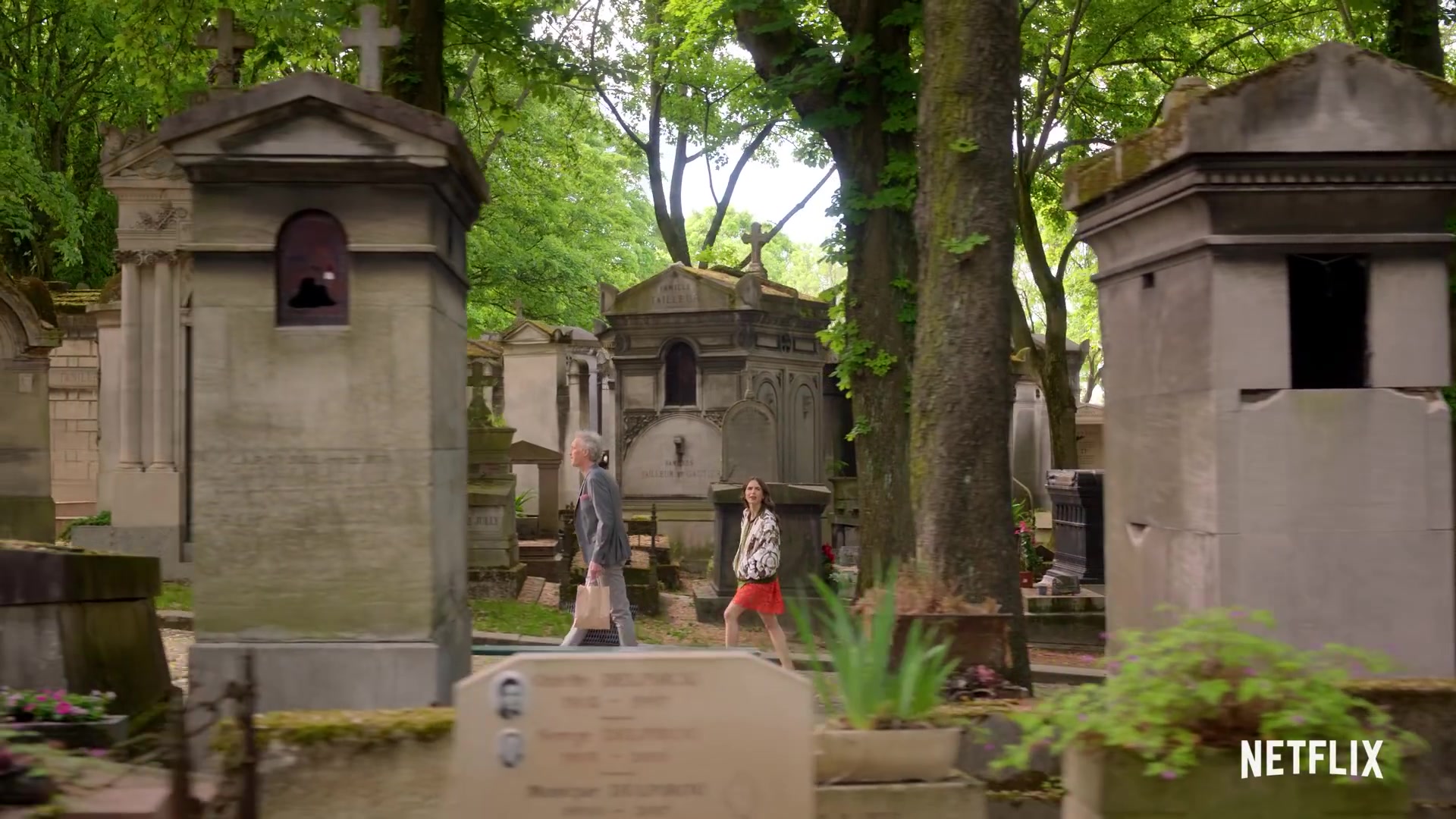 Emily_in_Paris_Season_2___Official_Trailer___Netflix_124.jpg