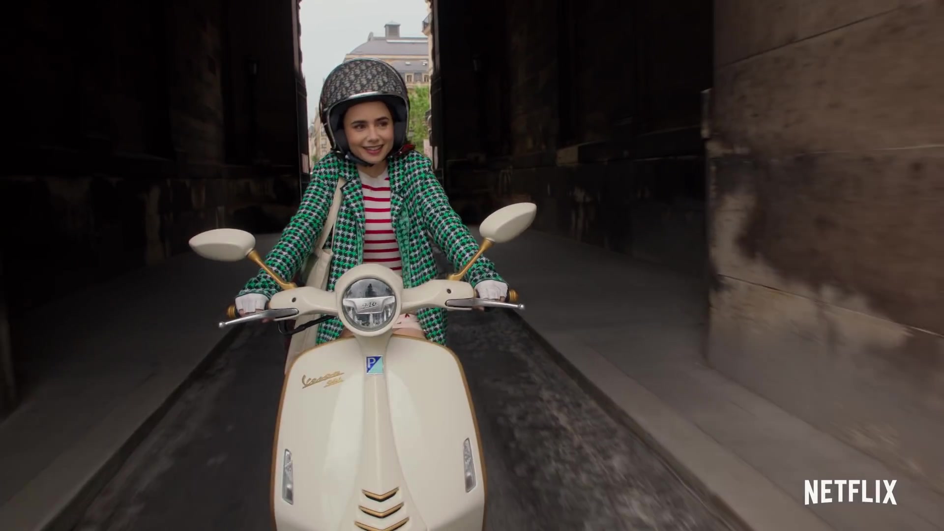 Emily_in_Paris_Season_2___Official_Trailer___Netflix_239.jpg Emily_in_Paris_Season_2___Official_Trailer___Netflix_239.jpg