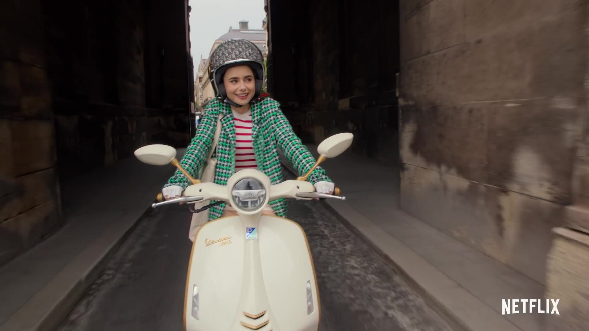 Emily_in_Paris_Season_2___Official_Trailer___Netflix_240.jpg