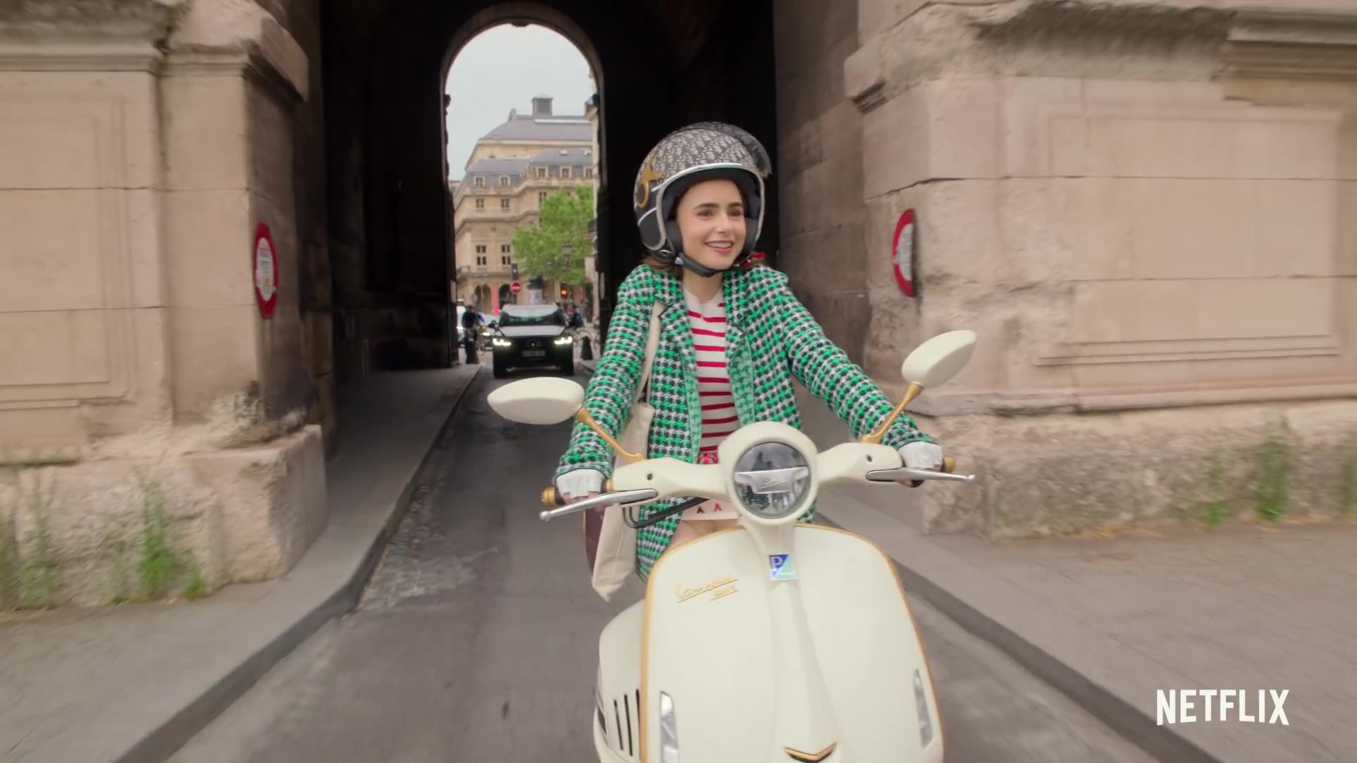 Emily_in_Paris_Season_2___Official_Trailer___Netflix_243.jpg