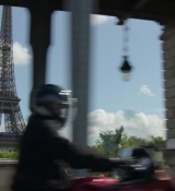 Emily_in_Paris_S02E01_WEBRip_x264-ION10_0485.jpg