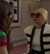 Emily_in_Paris_S02E01_WEBRip_x264-ION10_0597.jpg