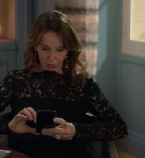 Emily_in_Paris_S02E01_WEBRip_x264-ION10_0710.jpg