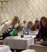 Emily_in_Paris_S02E01_WEBRip_x264-ION10_0960.jpg