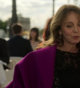 Emily_in_Paris_S02E01_WEBRip_x264-ION10_0975.jpg