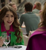 Emily_in_Paris_S02E01_WEBRip_x264-ION10_0979.jpg