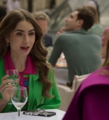Emily_in_Paris_S02E01_WEBRip_x264-ION10_0998.jpg