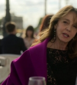 Emily_in_Paris_S02E01_WEBRip_x264-ION10_1033.jpg