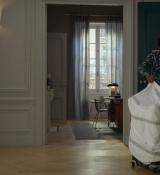 Emily_in_Paris_S02E01_WEBRip_x264-ION10_2060.jpg