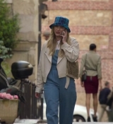 Emily_in_Paris_S02E02_WEBRip_x264-ION10_0093.jpg