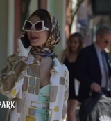 Emily_in_Paris_S02E02_WEBRip_x264-ION10_0100.jpg