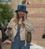 Emily_in_Paris_S02E02_WEBRip_x264-ION10_0113.jpg
