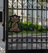Emily_in_Paris_S02E02_WEBRip_x264-ION10_0297.jpg