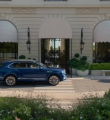 Emily_in_Paris_S02E02_WEBRip_x264-ION10_0305.jpg