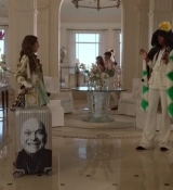 Emily_in_Paris_S02E02_WEBRip_x264-ION10_0319.jpg
